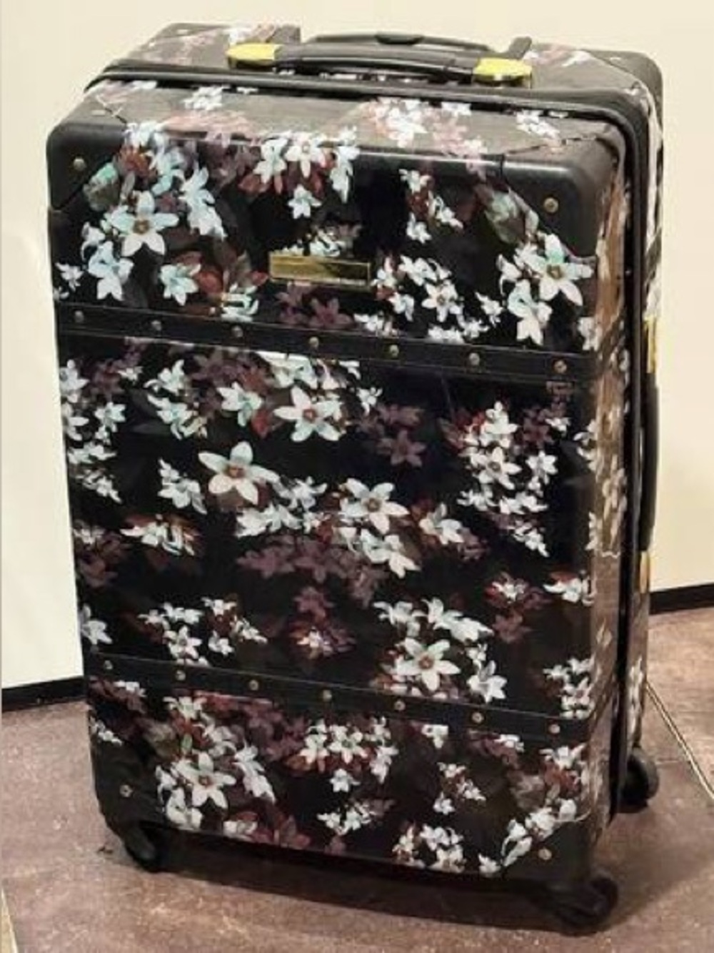 Vince Camuto ‘Floral Chaos’ Hardshell Large Spinner Suitcase ($379 retail!)